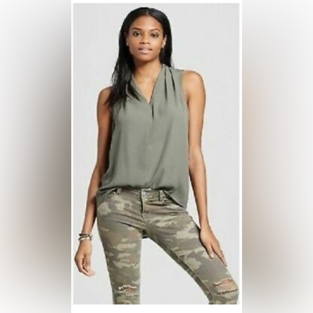 Sheer lightweight tunic blouse. Sleeveless . Hunter green